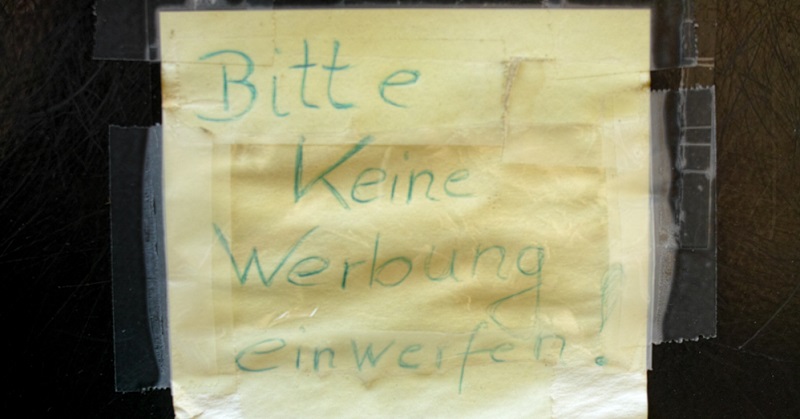 Werbesendungen verbieten (mit entsprechendem Aufkleber auf dem Briefkasten)