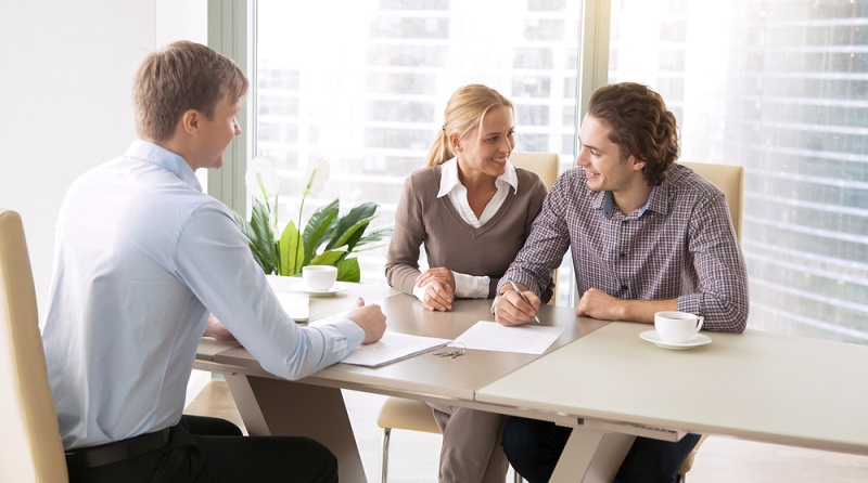 Der <strong>Ablauf der Antragsstellung</strong> bei der KfW-Bank für Ihre KfW-Förderung Heizung ist entscheidend für den Erfolg. (Foto: Shutterstock- fizkes)