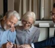 Kredite im Alter: Senioren und ihre Chance auf Geld von der Bank ( Foto: Shutterstock-fizkes)