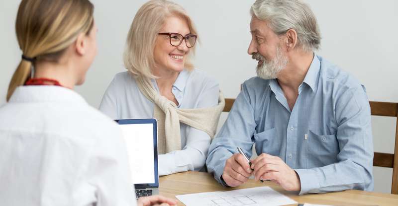 Wenn ein Rentner einen Kreditantrag stellt, sollten auf jeden Fall regelmäßige Einnahmen vorliegen. ( Foto: Shutterstock-fizkes)