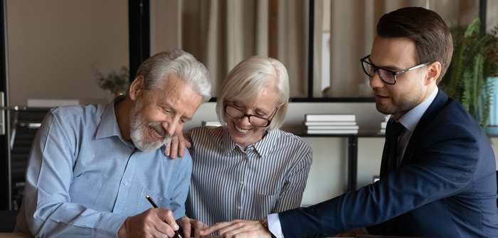 Kredite im Alter: Senioren und ihre Chance auf Geld von der Bank ( Foto: Shutterstock-fizkes)