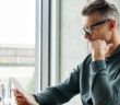 Das Arbeitszeugnis für Bankfachwirte: So wird es rechtssicher ( Foto: Adobe Stock - insta_photos ).