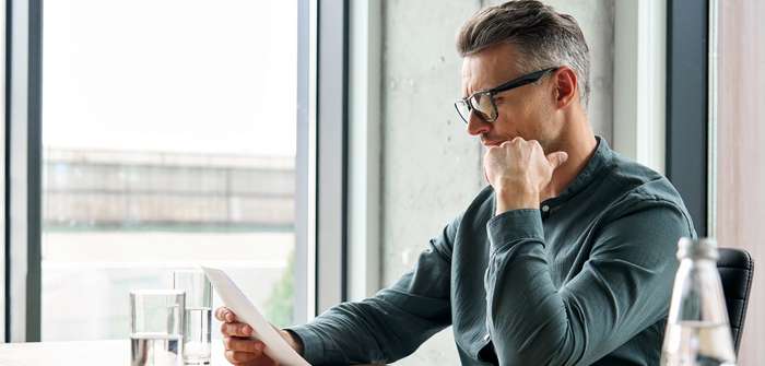 Das Arbeitszeugnis für Bankfachwirte: So wird es rechtssicher ( Foto: Adobe Stock - insta_photos ).