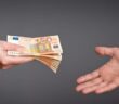 Wer schenkt mir Geld? (Foto: Adobe Stock-Bits and Splits)