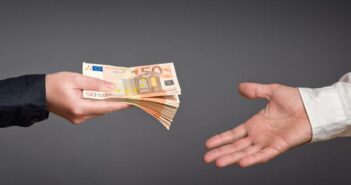 Wer schenkt mir Geld? (Foto: Adobe Stock-Bits and Splits)