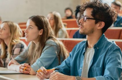 Finanzielle Unterstützung für das Studium: BAföG, Studienkredit oder (Foto: AdobeStock - Gorodenkoff 206335315)