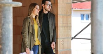 Fünf Baufinanzierungs-Mythen erklärt: Jennifer Radke klärt jetzt umfassend (Foto: Bausparkasse Schwäbisch Hall)