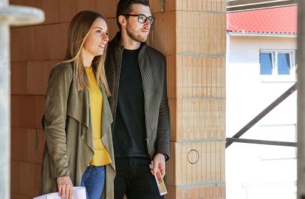 Fünf Baufinanzierungs-Mythen erklärt: Jennifer Radke klärt jetzt umfassend (Foto: Bausparkasse Schwäbisch Hall)