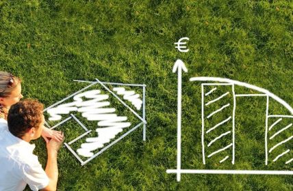 Höhere Anfangstilgung reduziert Kreditlaufzeit und spart erhebliche Zinskosten (Foto: AdobeStock - RioPatuca Images - 64276859)